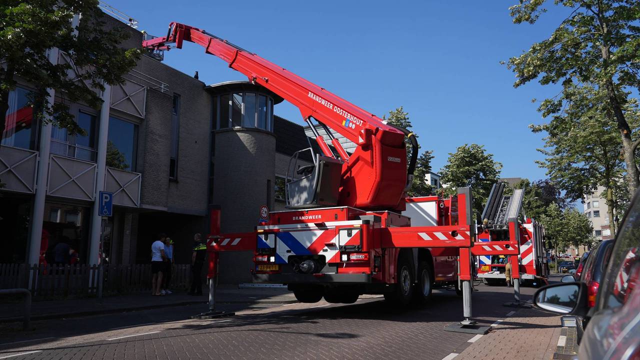 Brand breekt uit in huis in Oosterhout, brandweer zet hoogwerker in