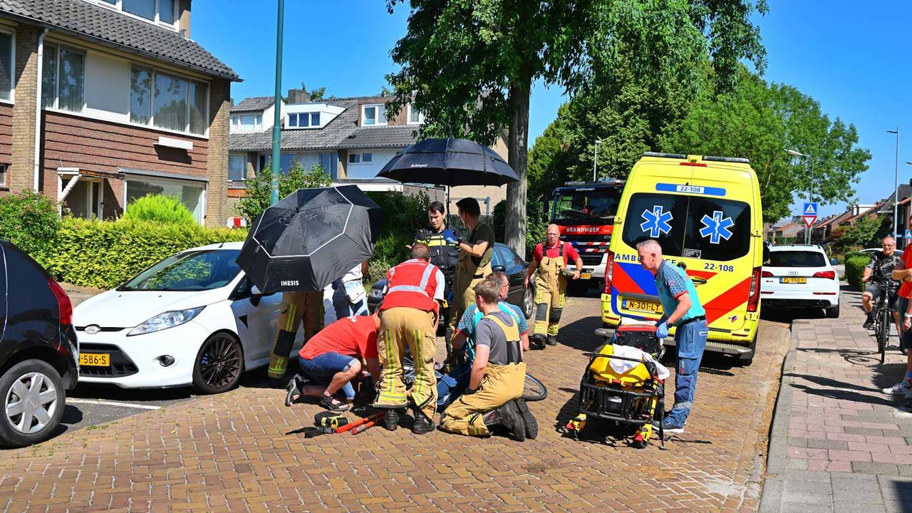 De jongen zat vast tussen zijn spaken (foto: Rico Vogels / Persbureau Heitink).