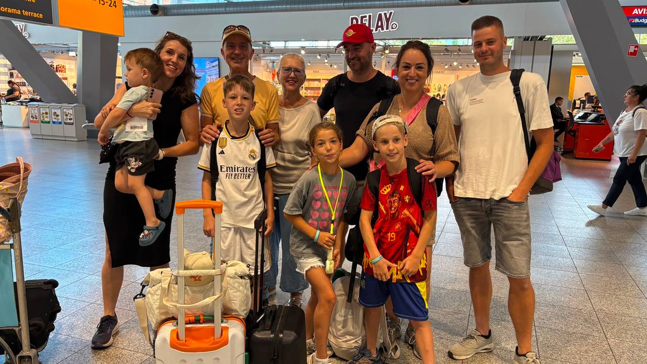 met de hele familie opweg naar Ibiza, de familie Pelzers heeft er zin in. 