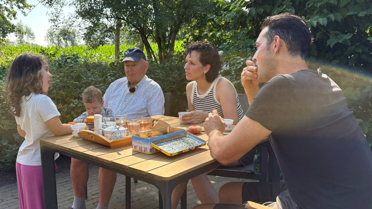 Marie (3) vertelt. Doy met op schoot Gijs (1), Janne en Toon luisteren (foto: Ruud Ritzen).