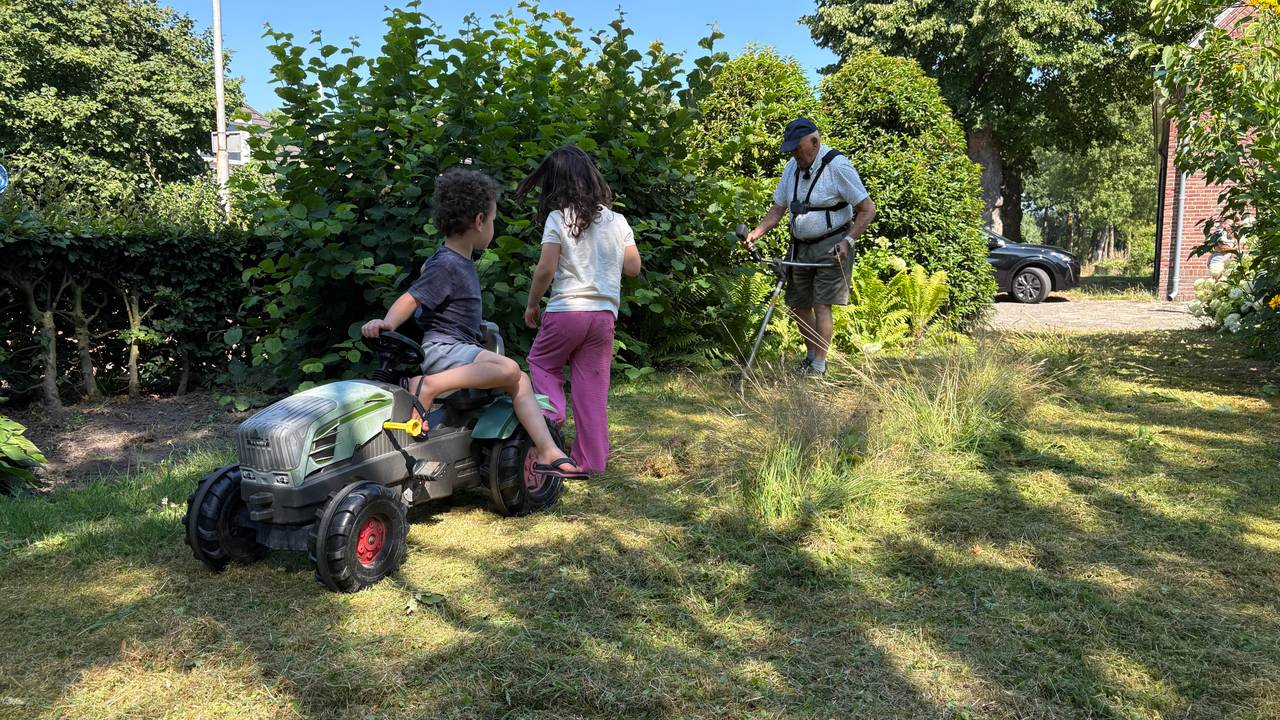 Doy aan het werk met de bosmaaier. Marie en Theo helpen (foto: Ruud Ritzen).