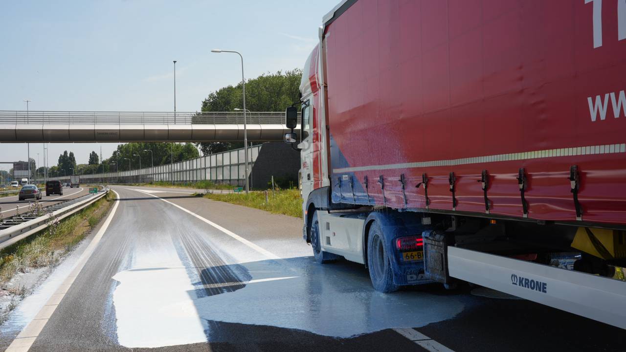 Vrachtauto verliest grote hoeveelheid vloeistof op A59, oprit afgesloten