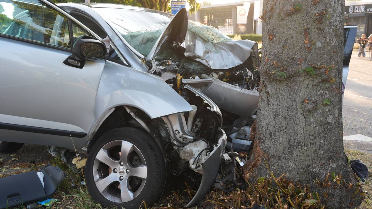 Automobilist zwaargewond bij botsing tegen boom op Ringbaan Zuid in Tilburg