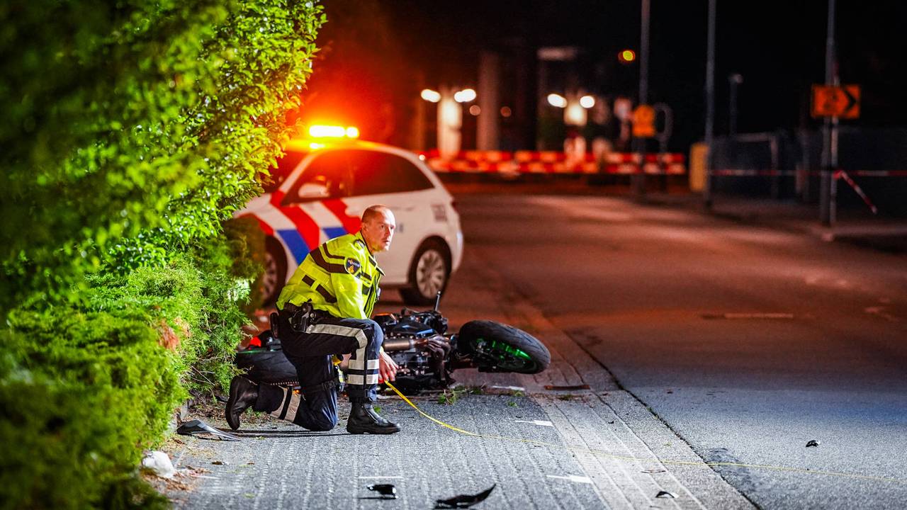 Het ongeluk gebeurde vlak buiten de poort van Vliegbasis Eindhoven (foto: Persbureau Heitink).