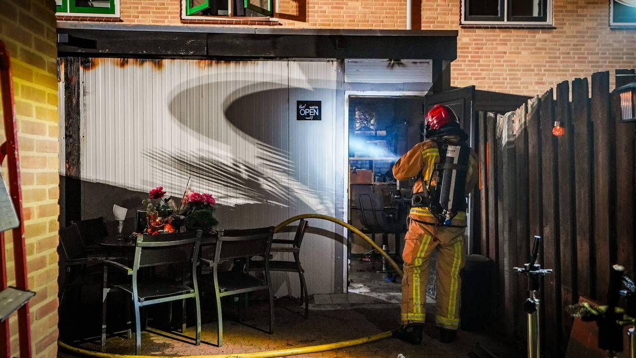 Het vuur brak uit bij een aanbouw achter het huis in Eindhoven (foto: Persbureau Heitink).