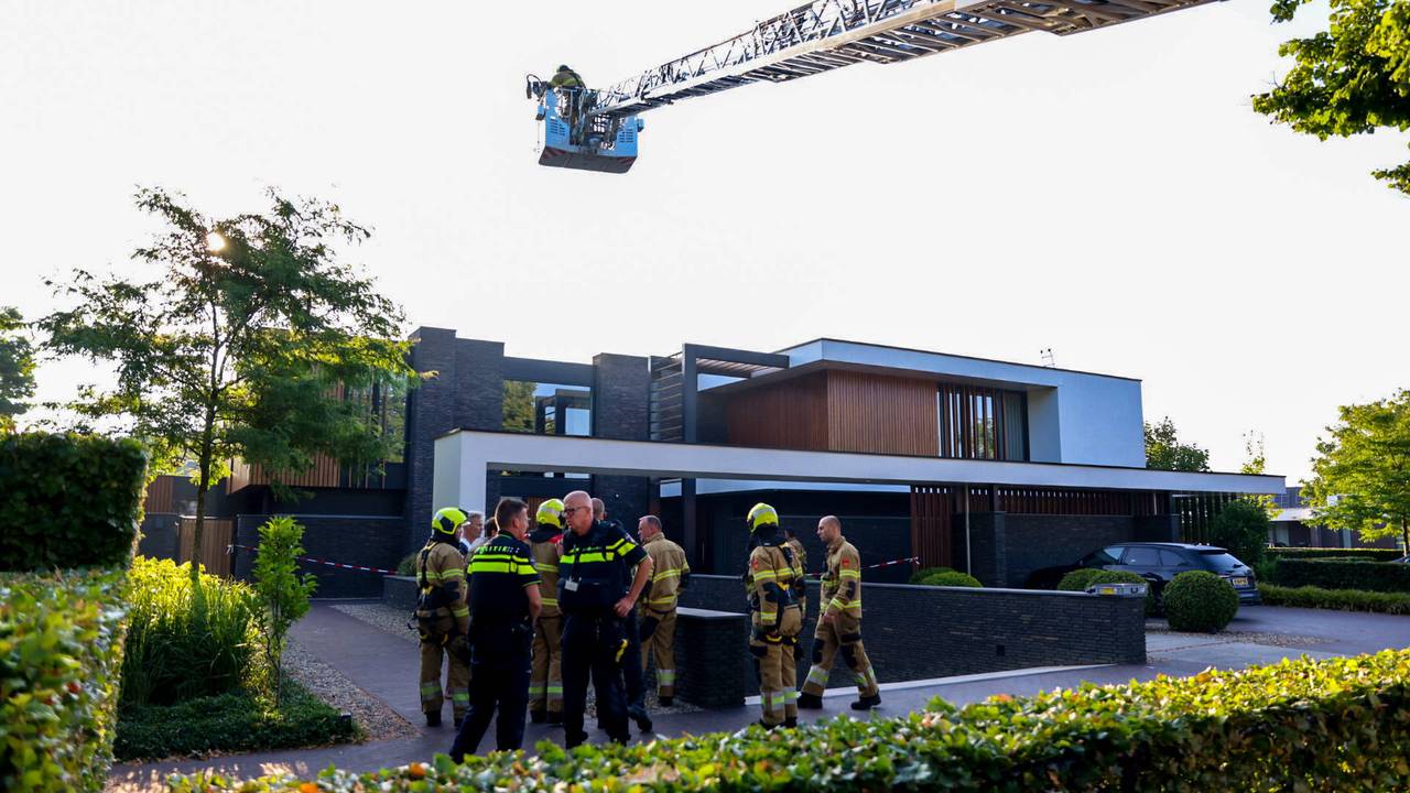 Vanwege de explosie kwamen meerdere huldiensten naar de Bergstraat in Boekel (foto: Addy Smits/Persbureau Heitink).