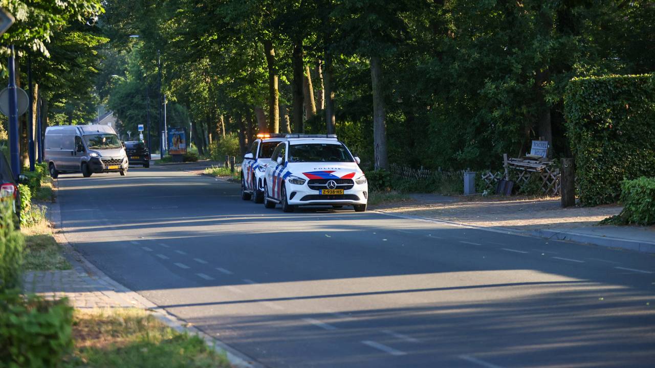 De politie doet onderzoek aan de Bergstraat in Boekel (foto: Addy Smits/Persbureau Heitink).