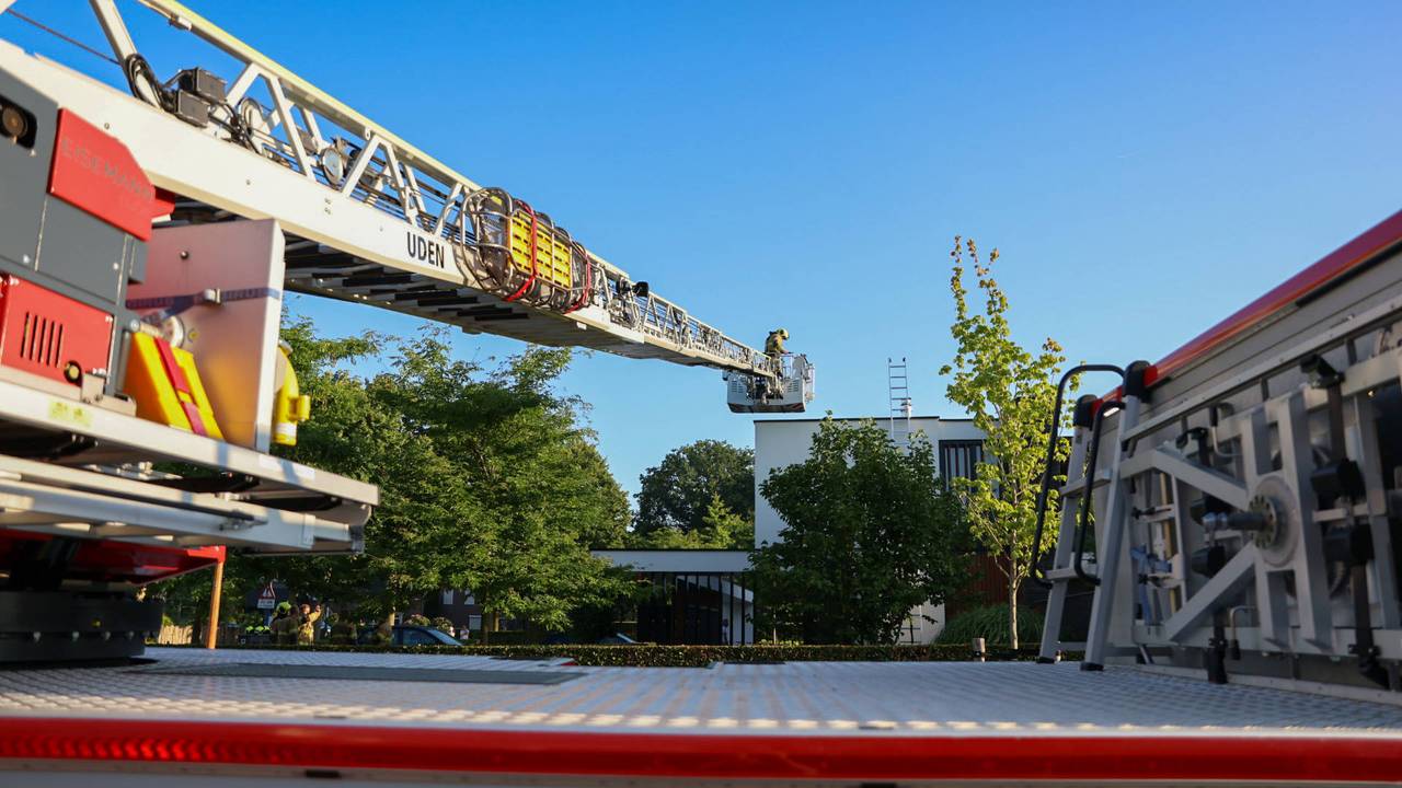 Een ladderwagen werd ingezet vanwege brand op het dak van het huis in Boekel (foto: Addy Smits/Persbureau Heitink).
