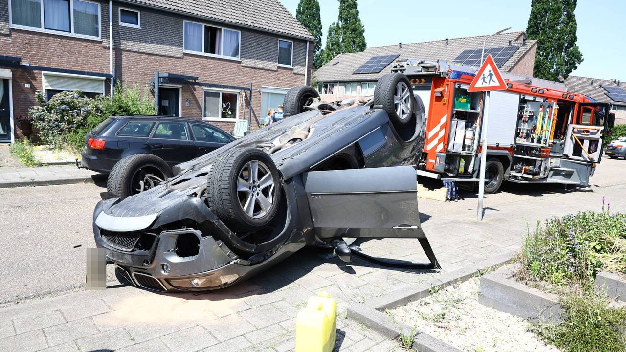 Auto belandt op zijn kop: bestuurder vlucht en laat bijrijder gewond achter
