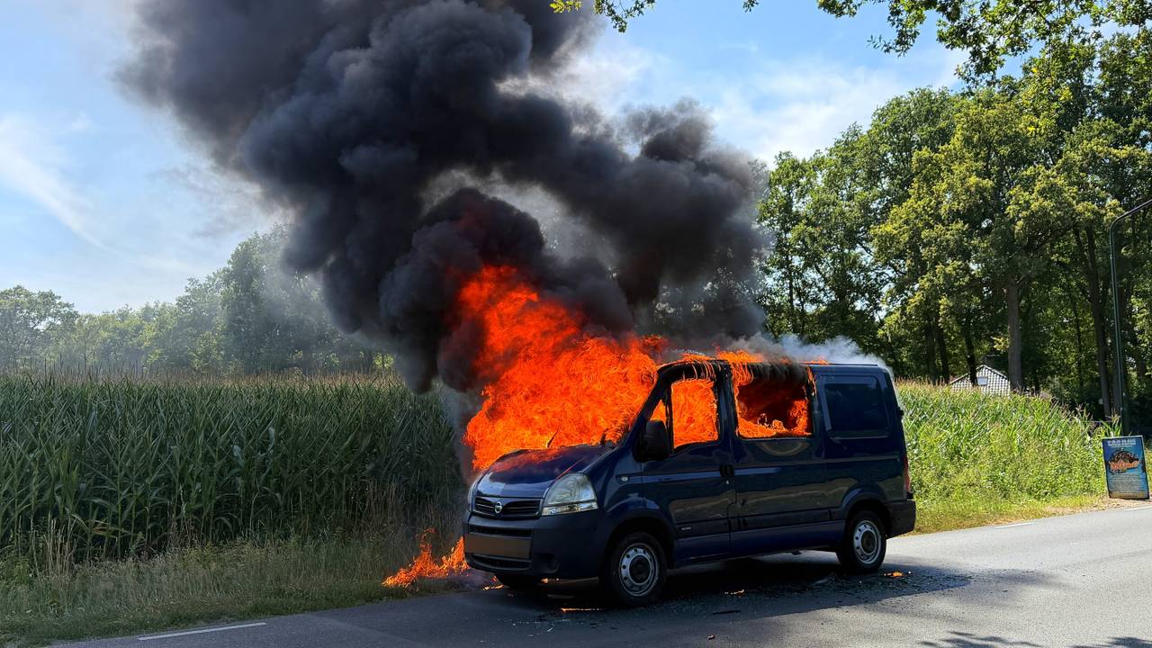 Bestelbus in brand op drukke weg in Boekel (foto: AS Media).