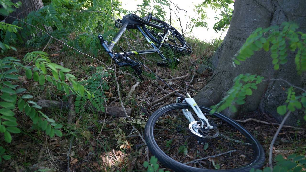 Fietser geschept door auto, bestuurder botst daarna tegen boom