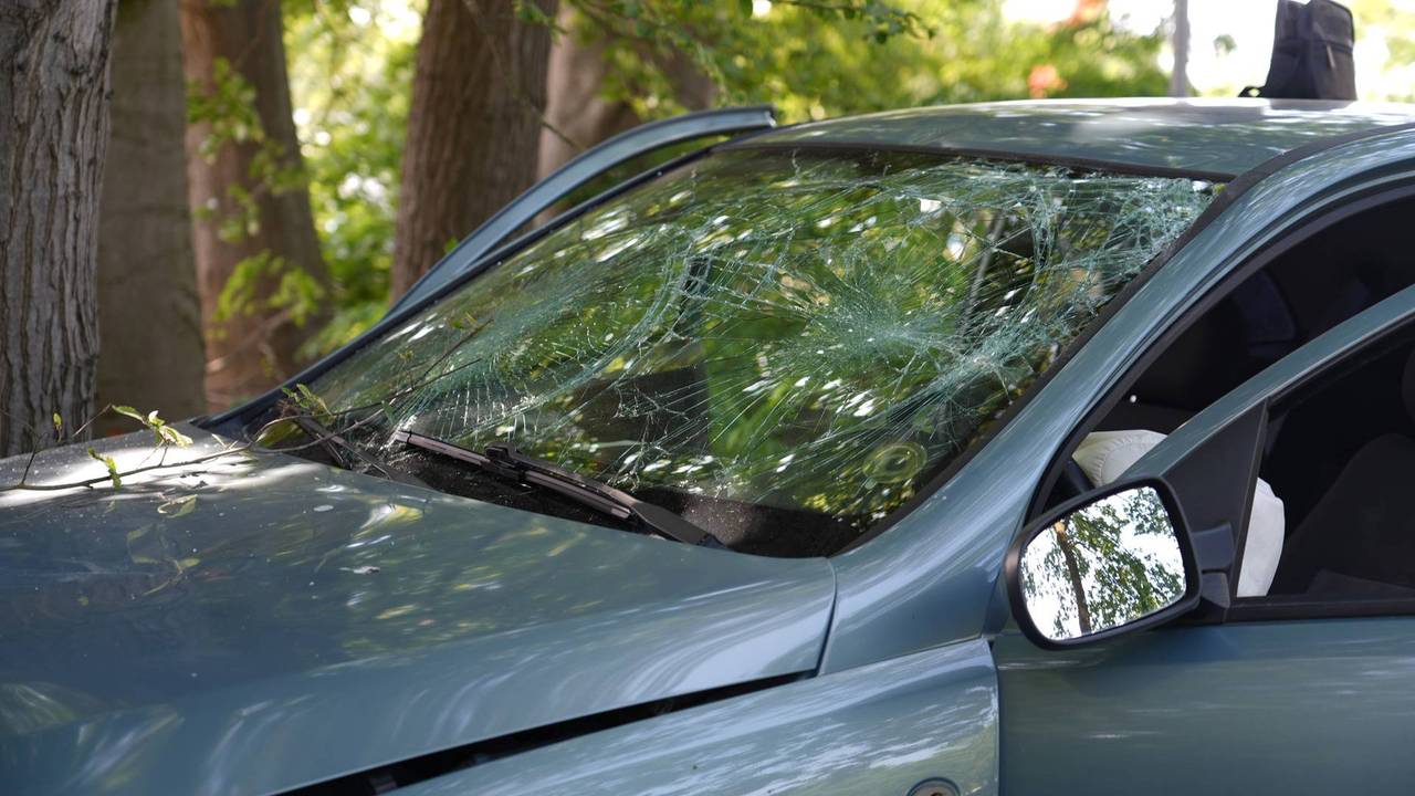 Fietser geschept auto botst tegen boom Oosterhout (foto: Jeroen Stuve / Persbureau Heitink).