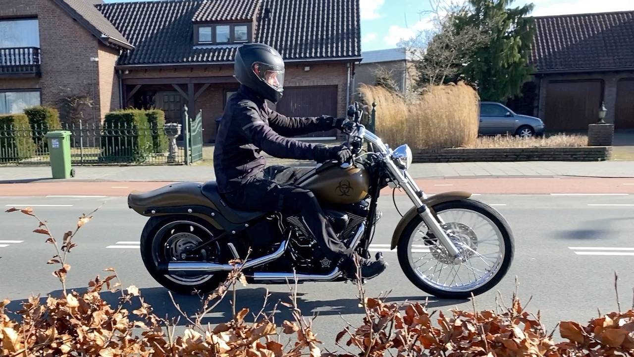Een van de vele Harley-Davidsons die over de Hervensebaan in Den Bosch rijden (foto: Jan Peels)