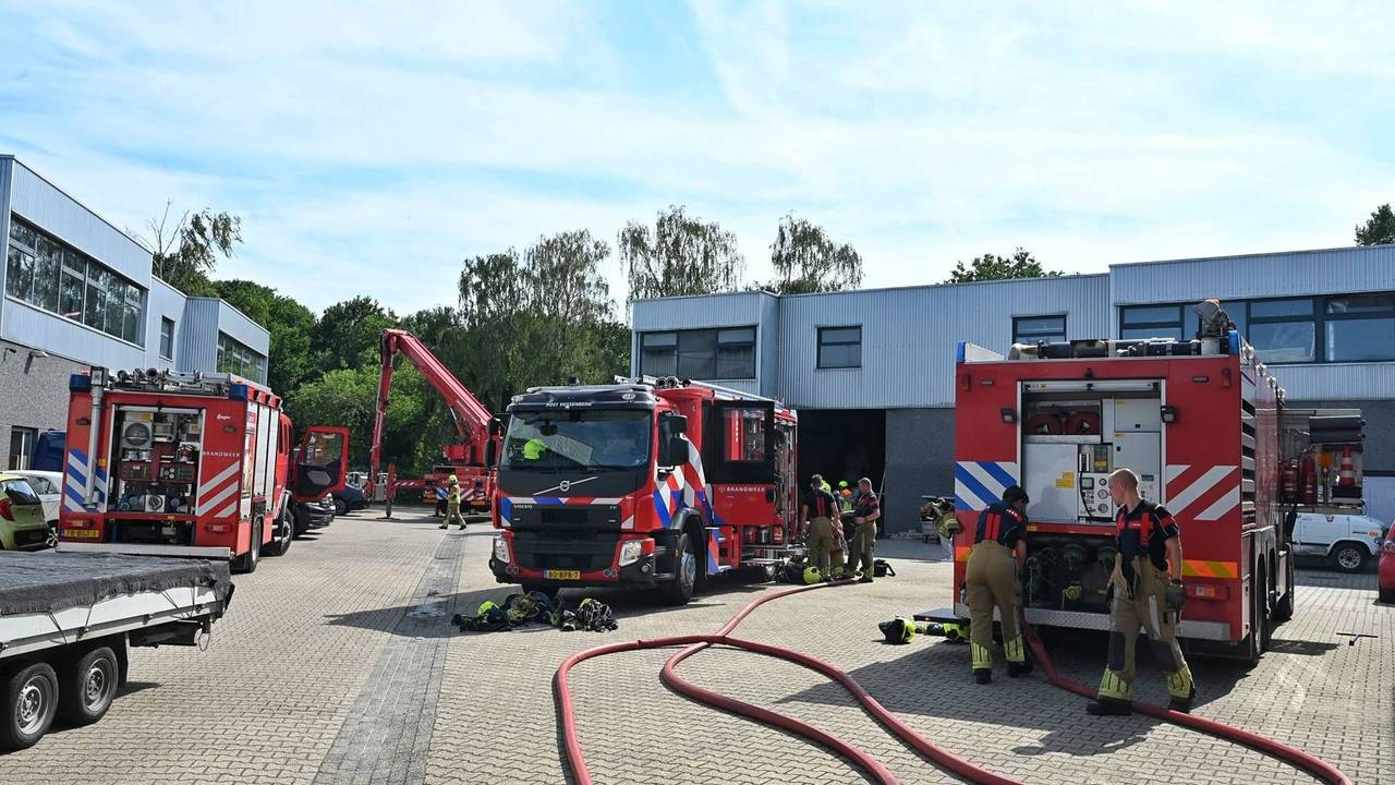 Flinke brand in loods met beelden Tilburg (foto: Toby de Kort / Persbureau Heitink).
