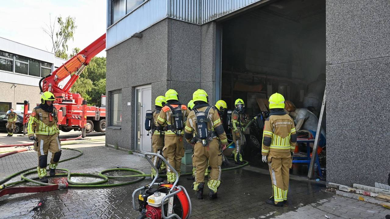 Flinke brand in loods met beelden Tilburg (foto: Toby de Kort / Persbureau Heitink).