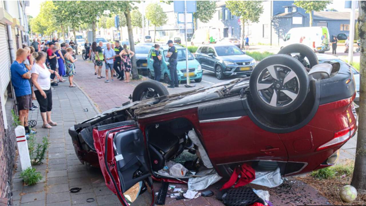 Auto slaat over de kop in Tilburg (foto: Corrado Francke).