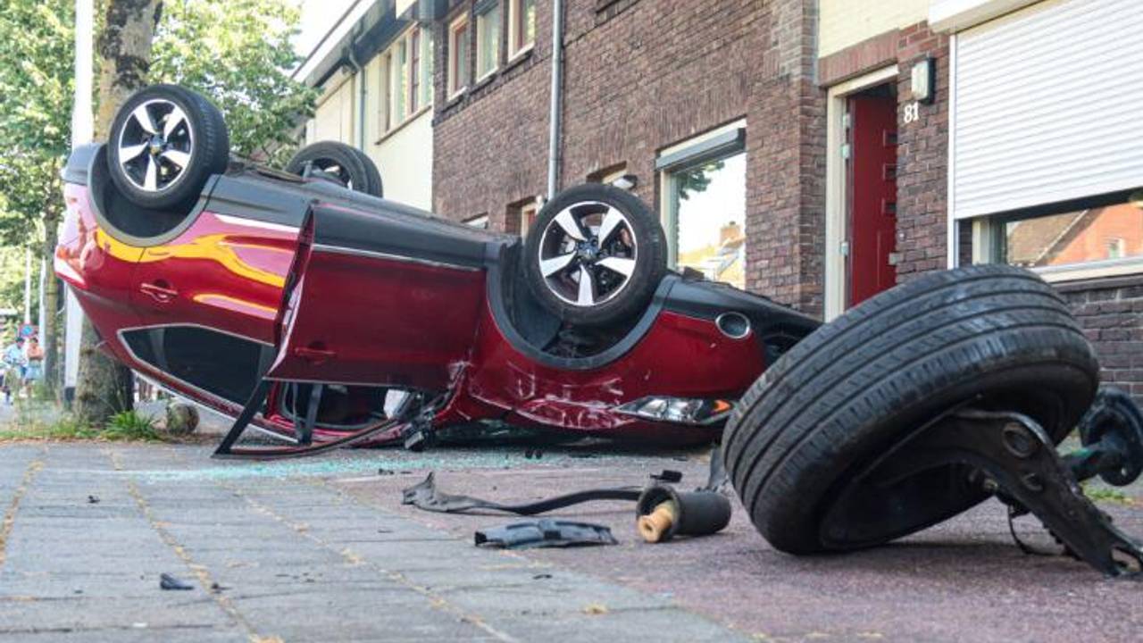 Auto slaat over de kop in Tilburg (foto: Corrado Francke).