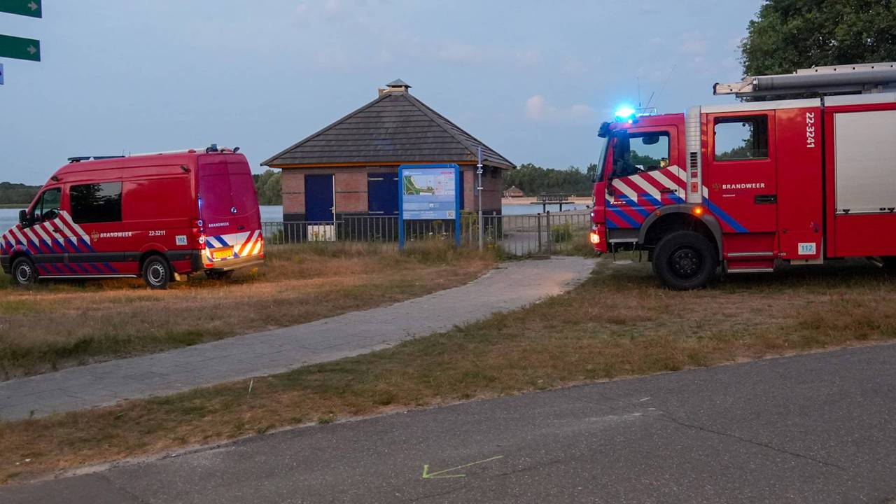 Omstanders halen man uit water Berkendonk Helmond (foto: Harrie Grijseels / Persbureau Heitink).