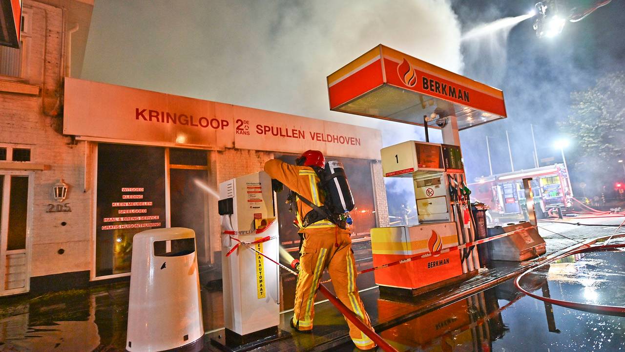 Grote brand in kringloopwinkel Veldhoven (foto: Rico Vogels/Persbureau Heitink).