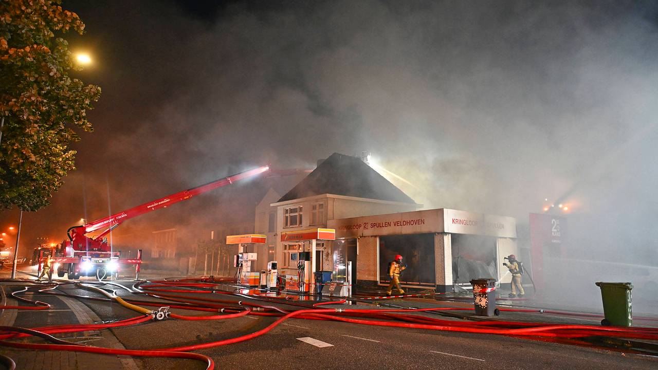 Grote brand in kringloopwinkel Veldhoven (foto: RIco Vogels/Persbureau Heitink).