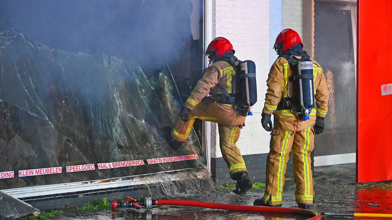 Grote brand in kringloopwinkel Veldhoven (foto: Rico Vogels/Persbureau Heitink).