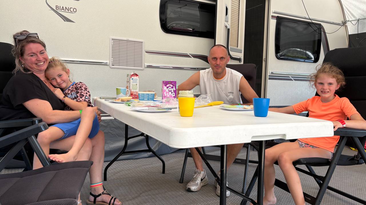 Jeroen en Brenda van Kemenade met Zana en Nyla op de camping in Bergeijk (foto: Omroep Brabant)