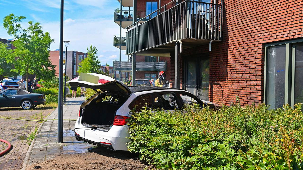 Auto vliegt in brand na crash tegen appartement in Veldhoven