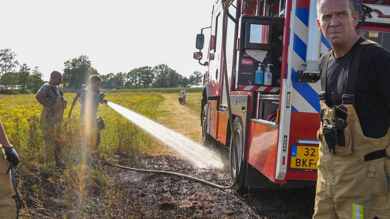 Brandweerwagen moet worden gekoeld bij brand in Bakel