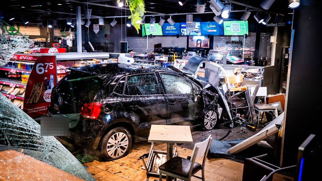 Vrouw (23) uit Eindhoven rijdt winkel van tankstation langs A50 binnen