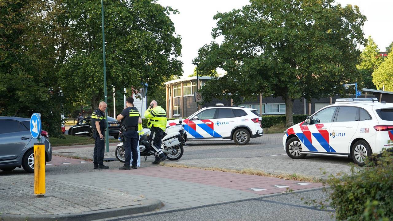 Voetganger gewond na aanrijding met auto in Dongen (foto: Jeroen Stuve / Persbureau Heitink).