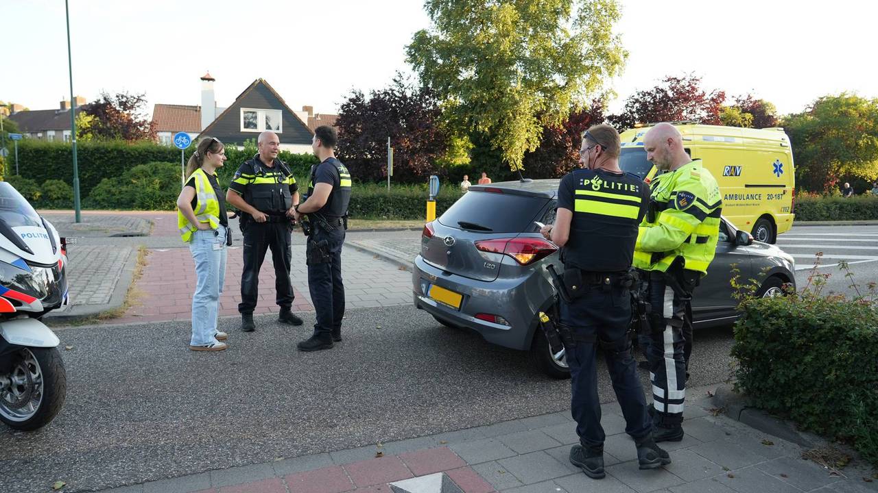 Voetganger gewond na aanrijding met auto in Dongen (foto: Jeroen Stuve / Persbureau Heitink).