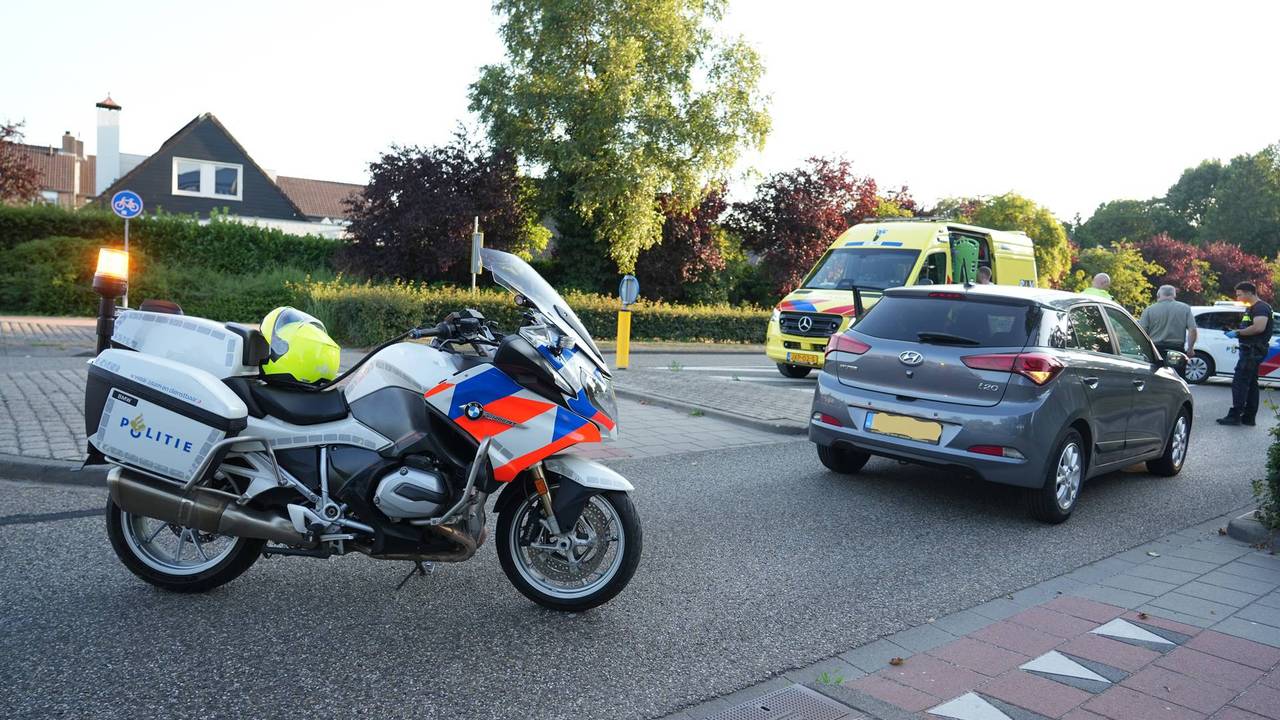 Voetganger gewond na aanrijding met auto in Dongen (foto: Jeroen Stuve / Persbureau Heitink).