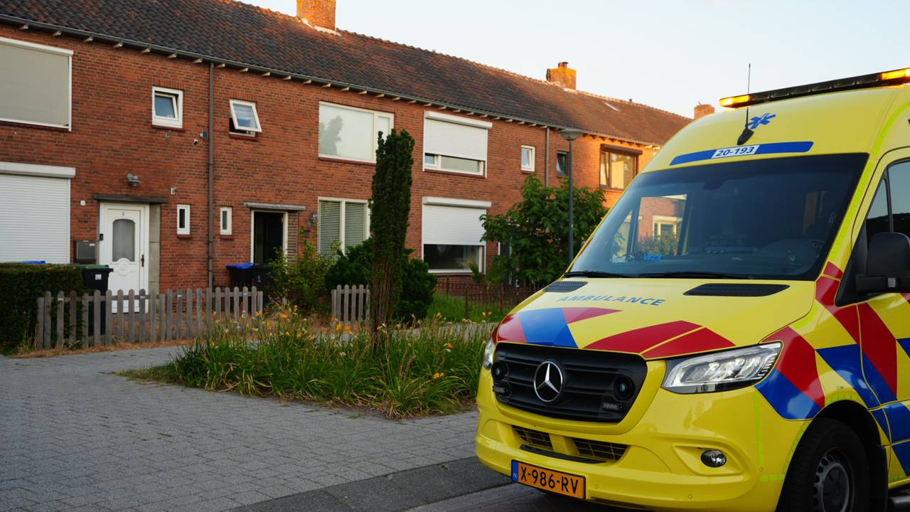 Hulpdiensten rukken uit voor mogelijke koolmonoxidemelding in Waalwijk (foto: Erik Haverhals / Persbureau Heitink).