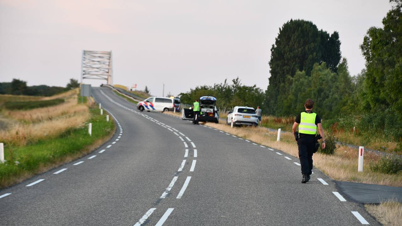 Persoon klimt op Vosmeerse brug, verkeer en scheep­vaart volledig gestremd (foto: Provicom).