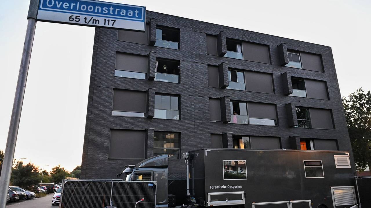 Groot politieonderzoek in appartementen in Tilburg na overlijden persoon (foto: Toby de Kort / Persbureau Heitink).