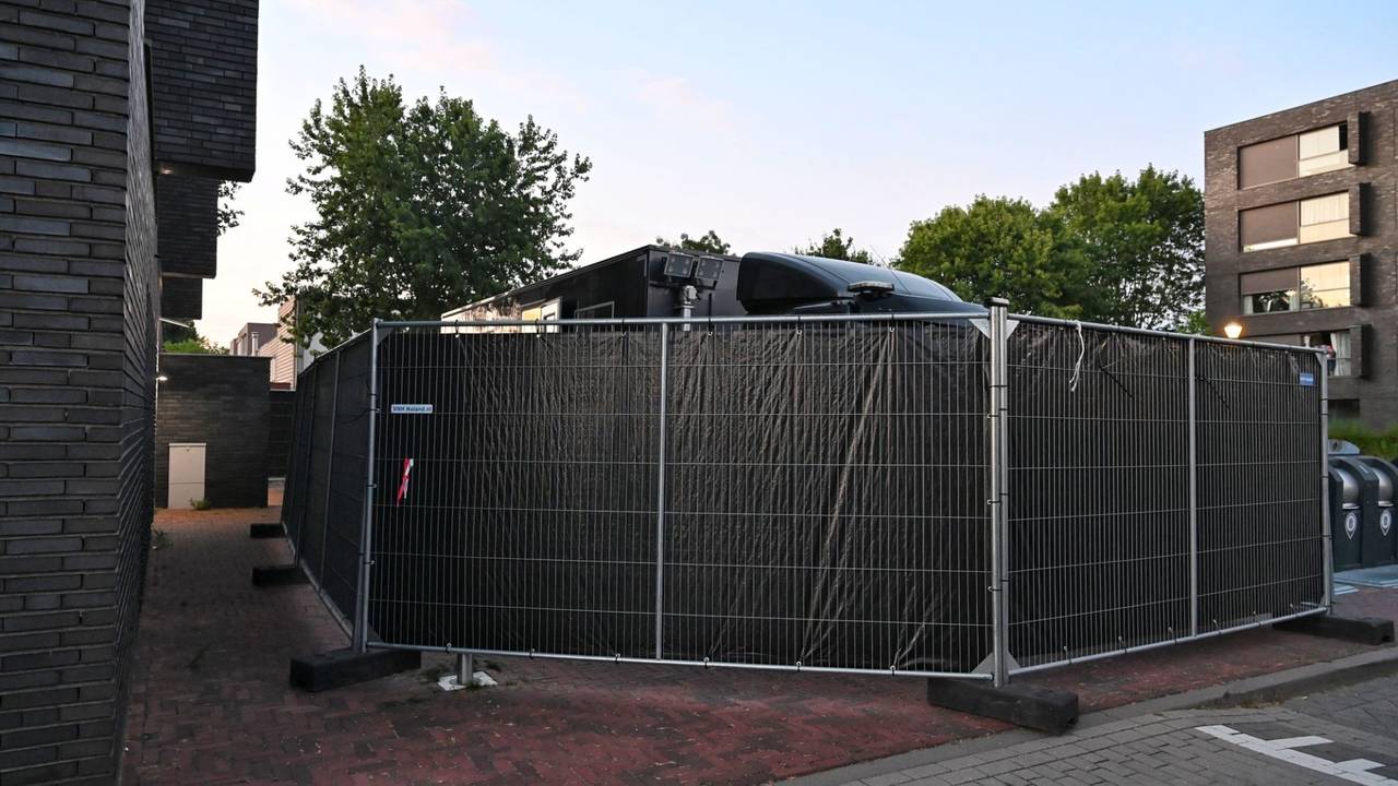 Groot politieonderzoek in appartementen in Tilburg na overlijden persoon (foto: Toby de Kort / Persbureau Heitink).