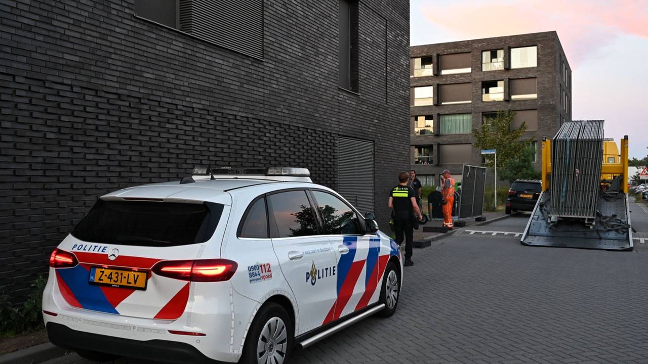 Groot politieonderzoek in appartementen in Tilburg na overlijden persoon (foto: Toby de Kort / Persbureau Heitink).