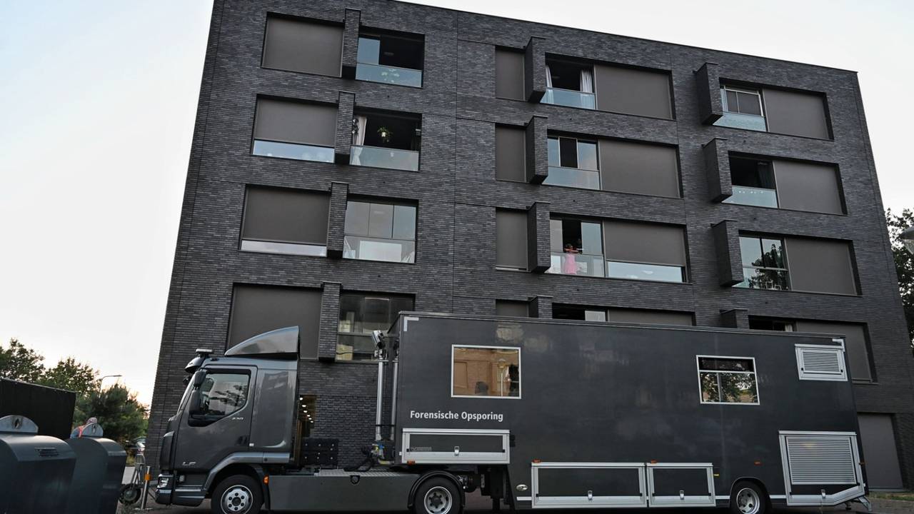 Groot politieonderzoek in appartementen in Tilburg na overlijden persoon (foto: Toby de Kort / Persbureau Heitink).