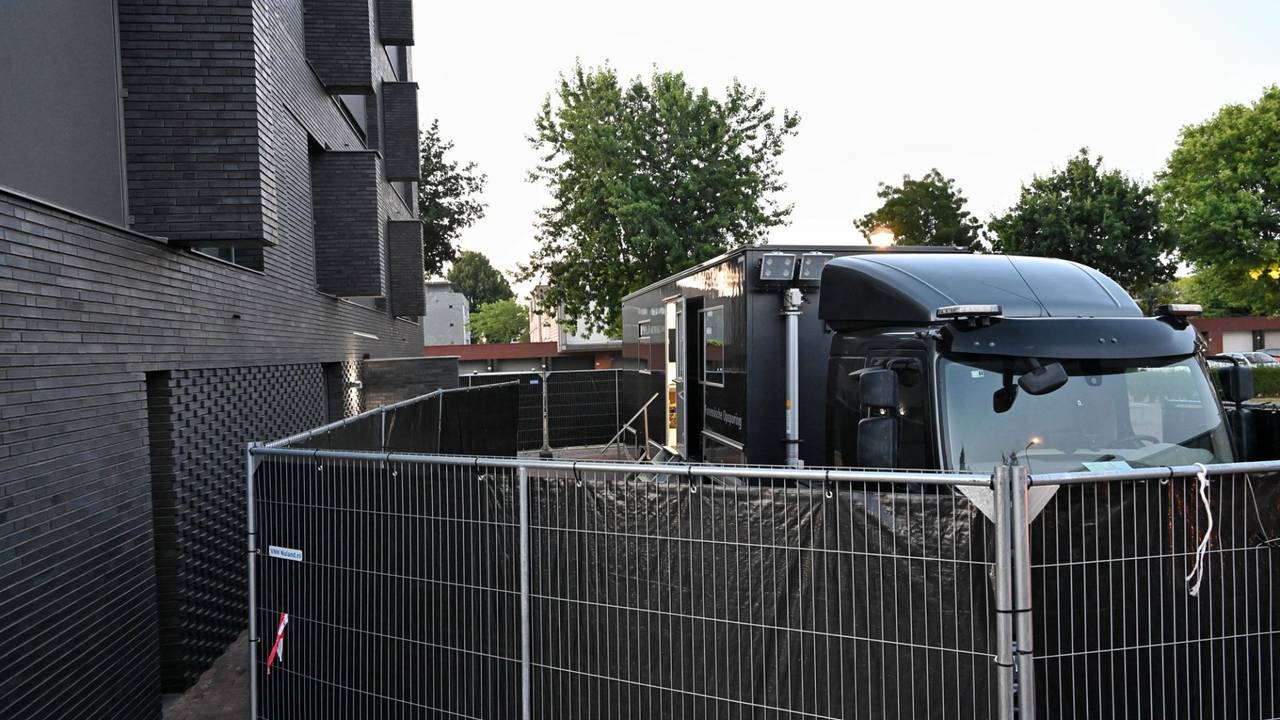 Groot politieonderzoek in appartementen in Tilburg na overlijden persoon (foto: Toby de Kort / Persbureau Heitink).