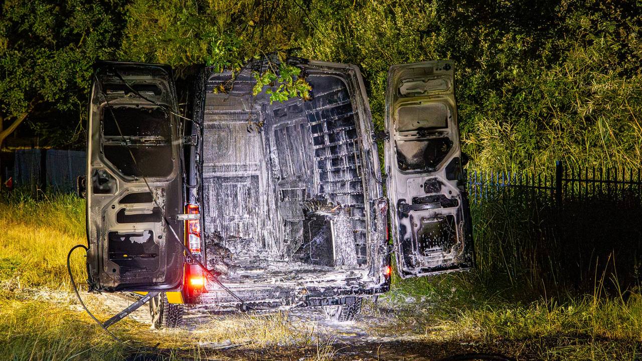 Bestelbus brand op een vreemde plaats (foto: Harrie Grijseels / Persbureau Heitink).
