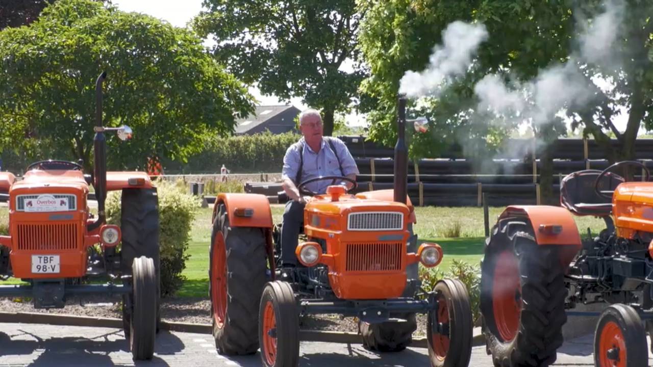 Ad Hagenaars op een van zijn oldtimers (beeld: ZuidWest TV).