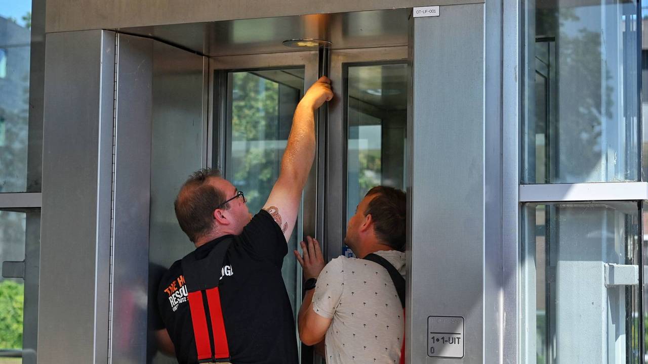 Opnieuw zit iemand vast in bloedhete en beruchte lift op station Oisterwijk (foto: Toby de Kort/Persbureau Heitink).