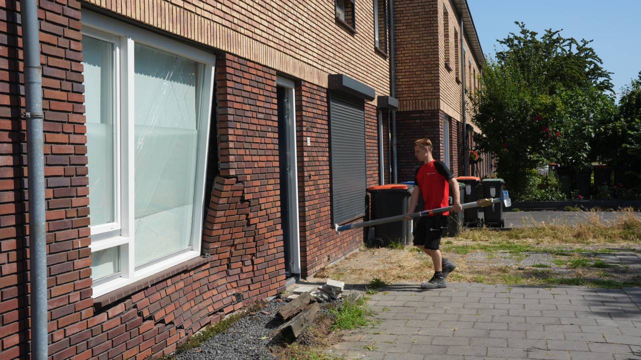 Auto botst tegen huis en richt veel schade aan (foto: Erik Haverhals/Persbureau Heitink).