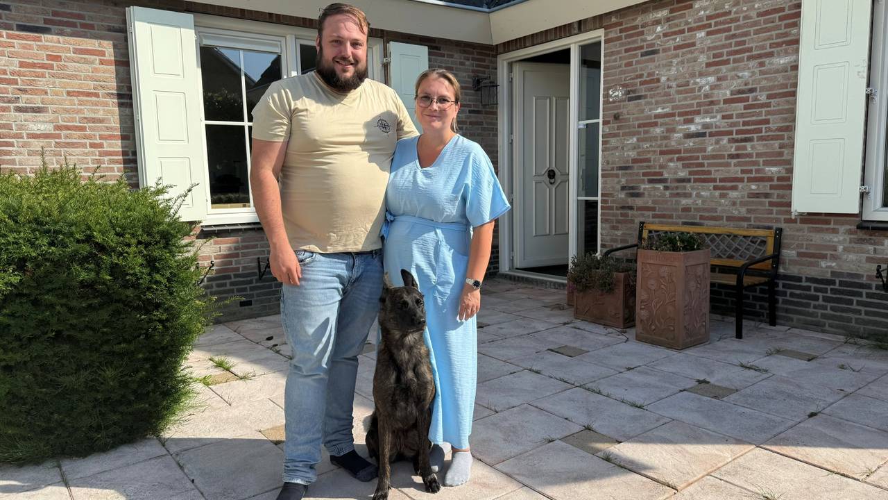 Terrence en Lindsey met hun hond Nakia voor hun huis in Moerdijk (foto: Erik Peeters).