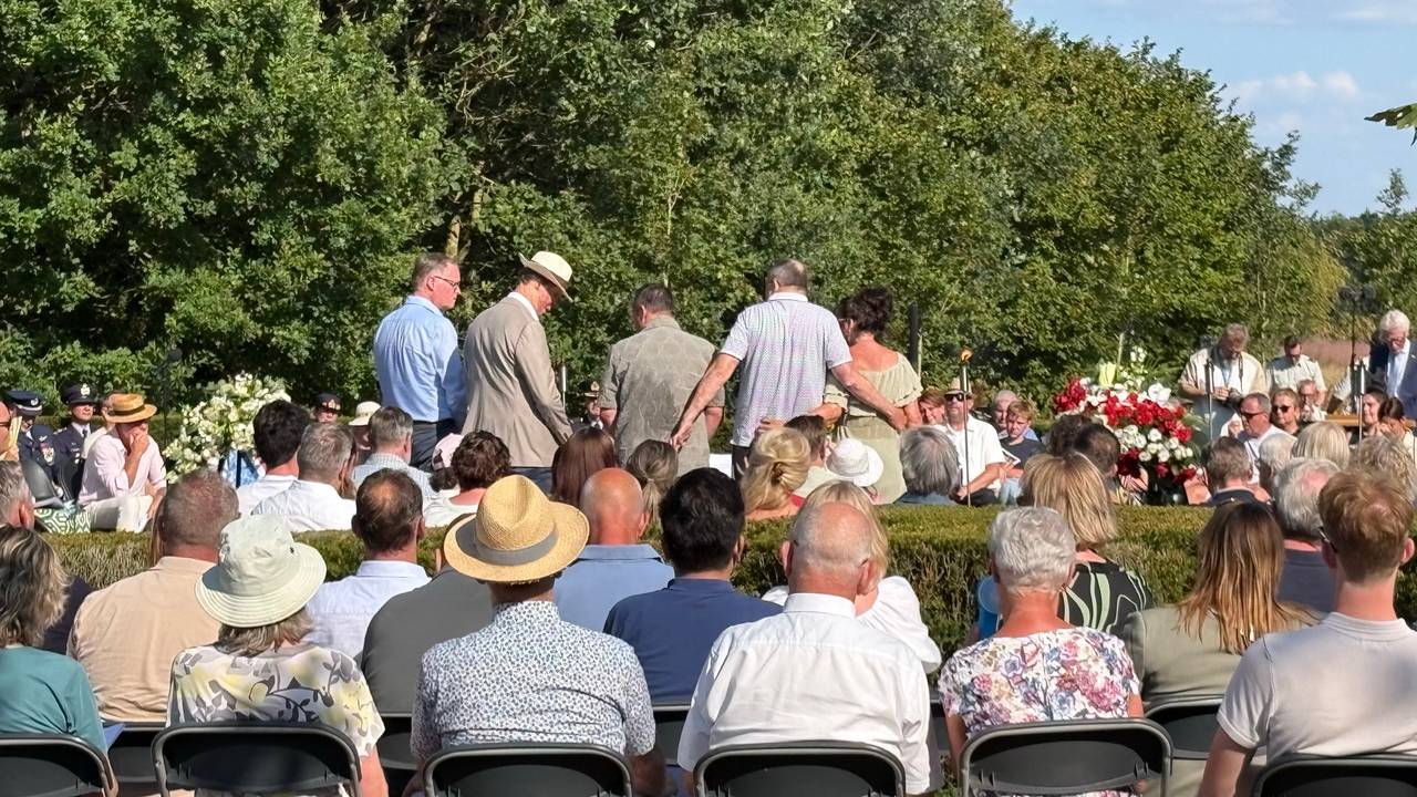 Nabestaanden, overlevenden en hulpverleners kwamen woensdagavond samen op Vliegbasis Eindhoven (foto: Omroep Brabant). 