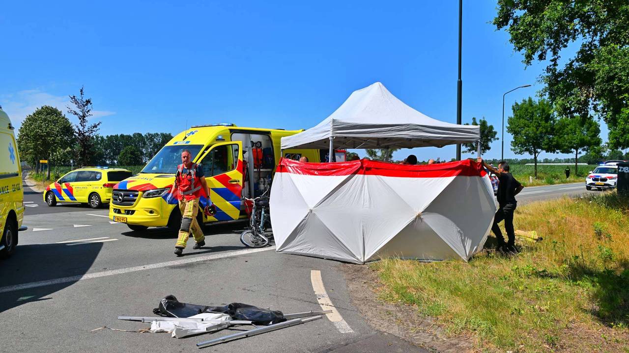 Fietser ernstig gewond na botsing met vrachtwagen in Budel (foto: Rico Vogels / Persbureau Heitink