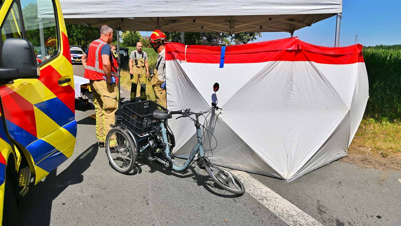 Fietser ernstig gewond na botsing met vrachtwagen in Budel (foto: Rico Vogels / Persbureau Heitink