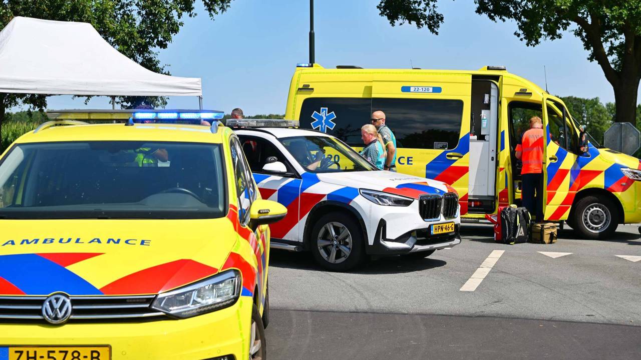 Fietser ernstig gewond na botsing met vrachtwagen in Budel (foto: Rico Vogels / Persbureau Heitink