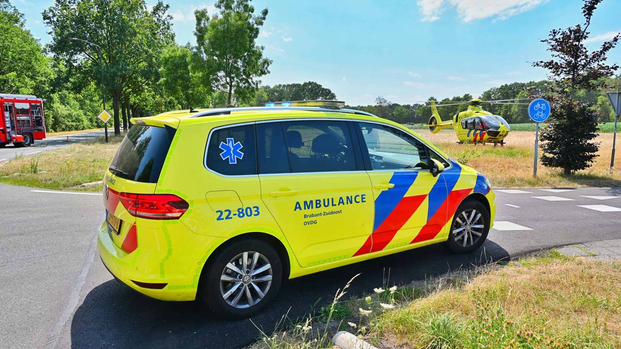 Fietser ernstig gewond na botsing met vrachtwagen in Budel (foto: Rico Vogels / Persbureau Heitink