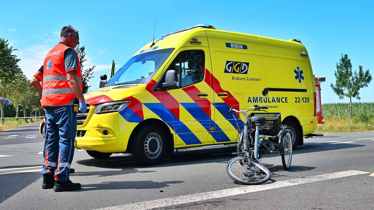 Fietser ernstig gewond na botsing met vrachtwagen in Budel (foto: Rico Vogels / Persbureau Heitink